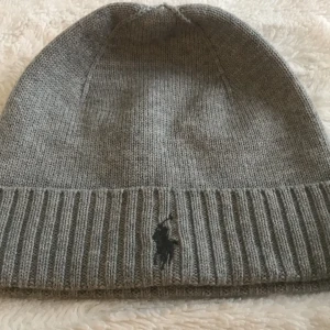 Ralph Lauren mössa - En äkta grå Ralph Lauren mössa med grått/mörkblått märke. Aldrig använd 💞