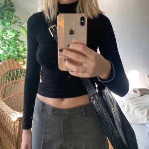 vintage snakeprint väska - så fin väska i snakeprint! i tredje bilden ser ni en defekt på remmen, därav de låga priset!<3