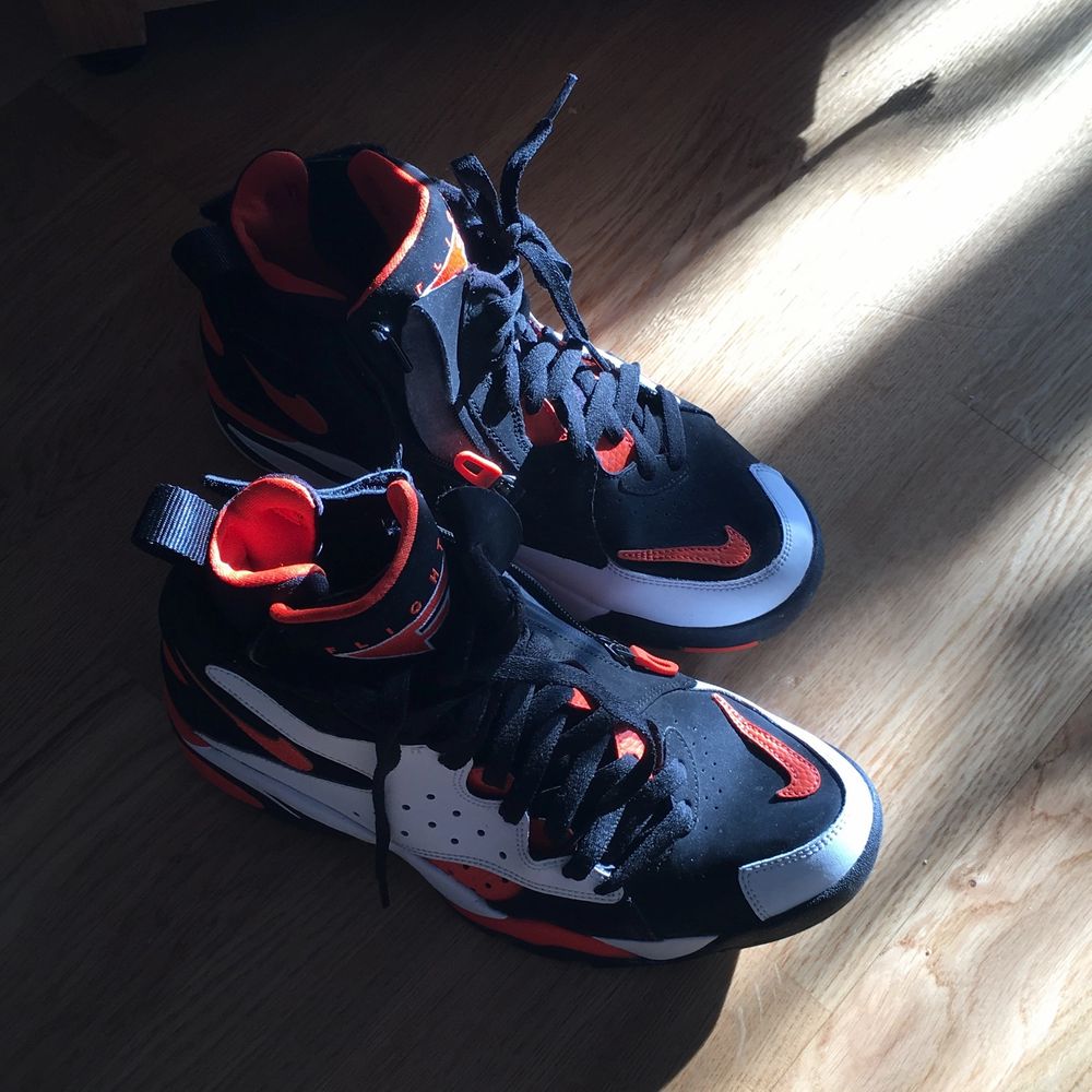Nike air skor sparsamt använd, men tyvärr för små.. Skor.