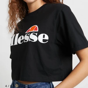 ellesse t-shirt  - Croppad ellesse t-shirt i storlek 38. Använde endast ett tillfälle. Nypris 299kr jag säljer för 70kr. Passar både de med storlek 34, 36 och 38. 