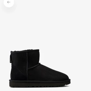 Svarta uggs  - Svarta uggs endast använda ungefär 4 ggr. Jättebra skick ser nya ut. Nypris:2000kr 