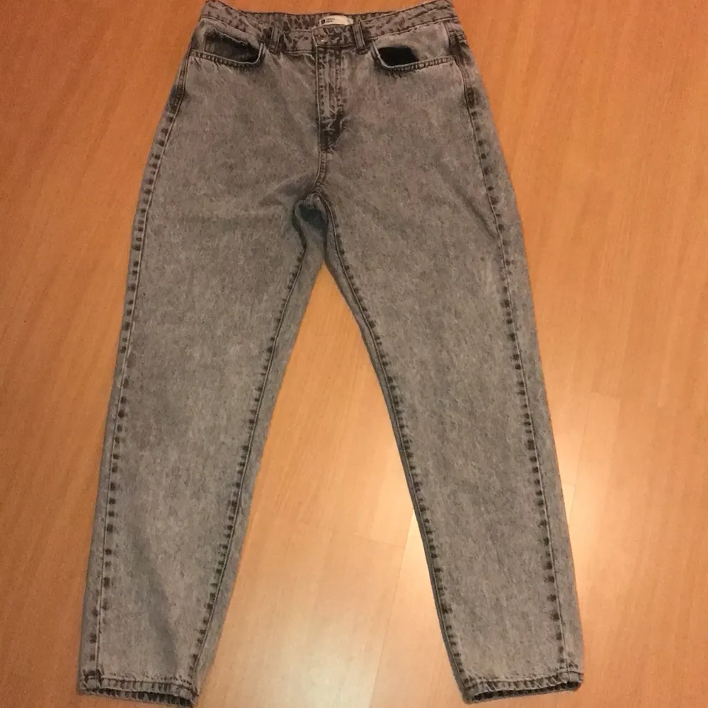 Gråa Mom jeans från Gina tricot storlek 40 men skulle säga att dem passar personer med 38, dem är använda ett fåtal gånger. Dem är i bra skick. Säljer dem för 300kr eller buda! Köparen står för frakten. Buda eller köp direkt för 300kr plus frakt! . Jeans & Byxor.