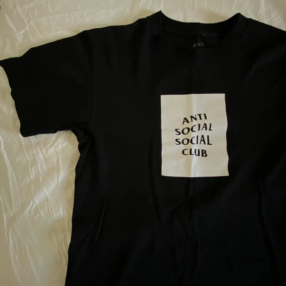 Säljer min T-shirt från antisocial socialclub, ASSC, i storlek S men funkar fint som en M med då den är en aning större i storlek. Använd två gånger så som ny! . T-shirts.