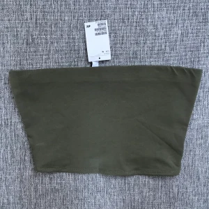 Tube Top - Säljer denna tube top från H&M då den aldrig använts💚 Nice att ha till high waisted jeans med en skjorta över, eller med ett par skjorts på sommaren 😌🌷