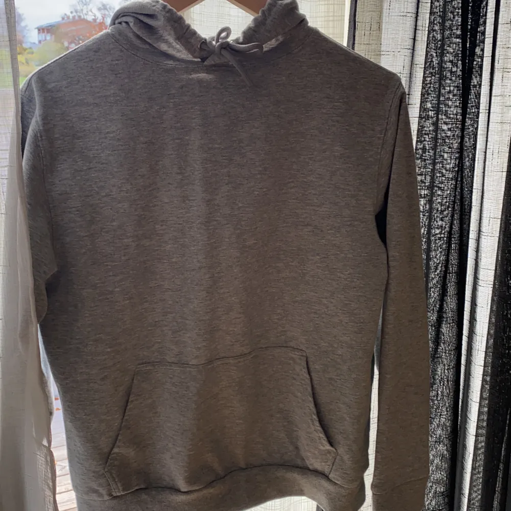 En vanlig grå hoodie från asos som inte kommer till användning hos mig 🤎 Storkel S, köpt för nån månad sen . Tröjor & Koftor.