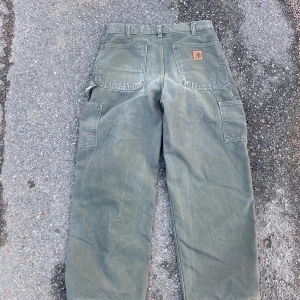Carhartt carpenter pants - Har sytts in av en skräddare så passar 30/30, De har en väldigt najs wide fit. Har en skada på fickan som har sytts ihop, se sista bilden.