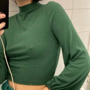 grön halvpolo - grön skön tröja! inte kommit till användning :-/😔💕 vädligt skön somsagt och stretchig! 