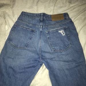 Jeans - Säljer dessa jeans från hm med mycket slitningar frakt tillkommer ej