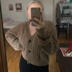 Brun stickad kofta  - Brun stickad kofta. Använd ett fåtal gånger. Nypris 399kr. Köparen står för frakten 🌼