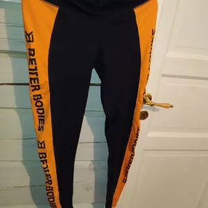 Better bodies träningstights i nyskick strl M - Det orangea är mkt mer färgstarkt än vad bilderna visar. Djur och rökfritt hem. Frakt tillkommer på 63:- spårbart  samfraktar gärna!