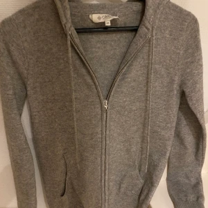 Cashmere zip up hoodie - Säljer den hör riktigt snygga och sköna cashmere zip up hoodien. Köpt för 2800kr men har inte fått någon användning av den på sistone. Väldigt bra skick på den eftersom den bara är använd några fåtal gånger😍😍😆