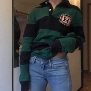 Oversized Tommy hilfiger tröja (herr) - SÄNKT PRIS🥂 Säljer då jag har en nästan identisk och behöver pengarna🥺 | Den är verkligen jättefin | Köpt på Tommy hilfigers herravdelning (strl S) men passar XS-M ev. L beroende på hur man vill att den ska sitta | nypris: ca 1000kr💫