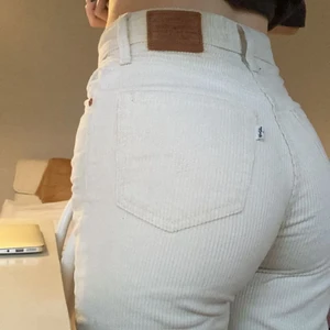 Levis jeans - Crémevita Manchester byxor från Levis i en slags straight modell, superbra skick och jättesnygga!⚡️  Köpte på Plick för ett tag sedan men använder inte längre. Skriv för fler bilder, budgivning vid flera intresserade, köparen står för frakten 🌞🪐⭐️⚡️⚡️🌟