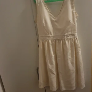 Klänning - Storlek xs, står inte för frakten och djur finns I hemmet ute på fler sidor