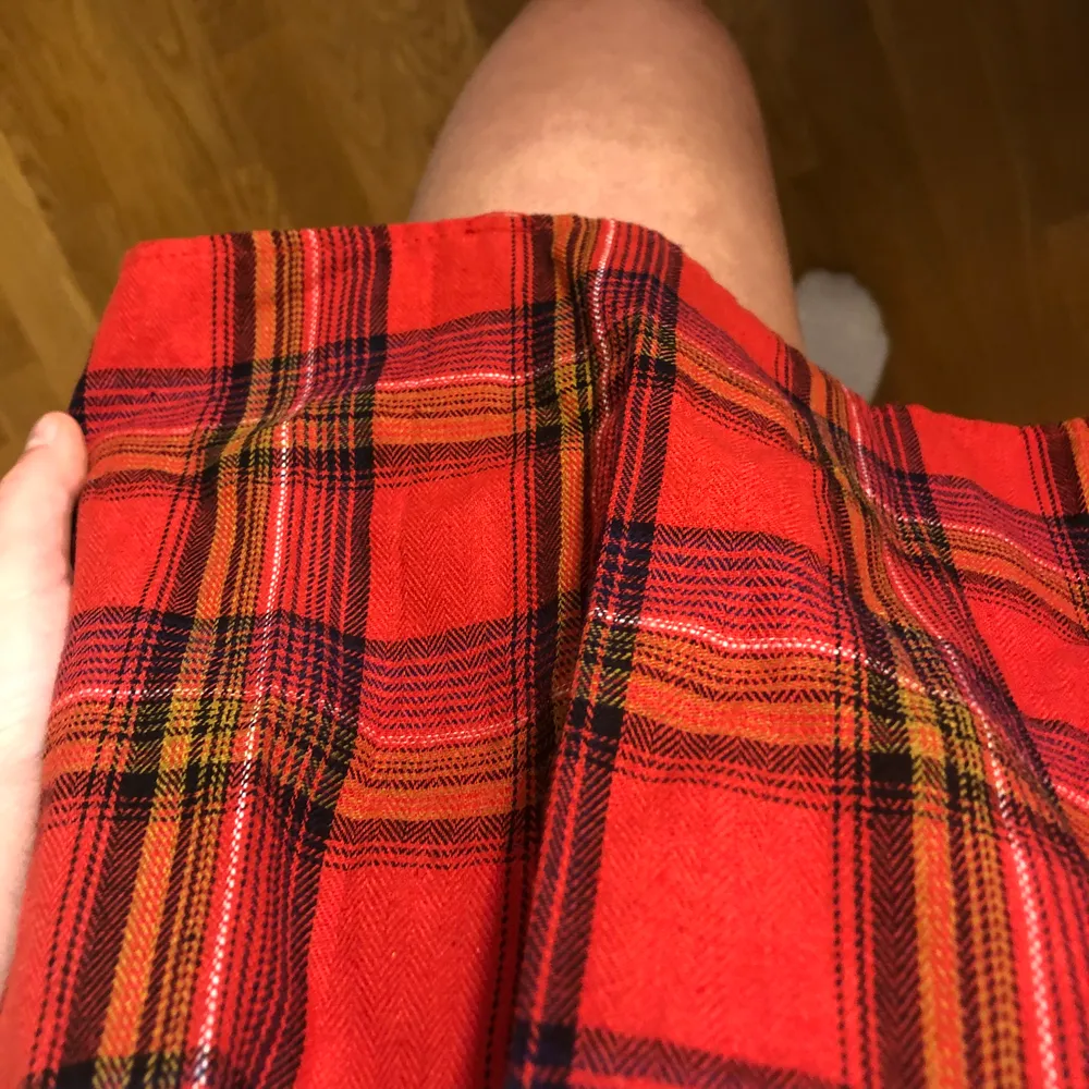 Rödrutig kjol från missguided. Jättefin men använder inte så ofta tyvärr. Storlek S, är ganska kort men den blåser inte upp❤️. Kjolar.