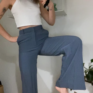 H&M kostymbyxor - Raka kostymbyxor i en grå/blå nyans! Nyskick 