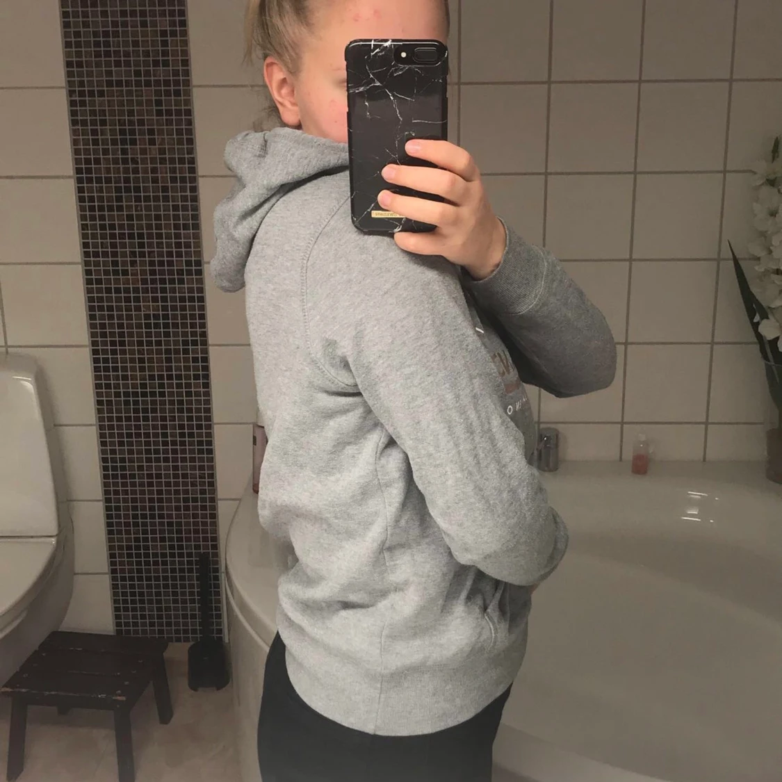 Grå hoodie med tryck - 90