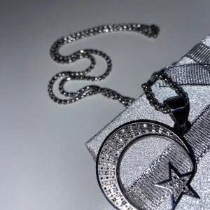 Halsband  - Ett halsband med måne och stjärna motiv - aldrig använt    ÄKTA SILVER❤️