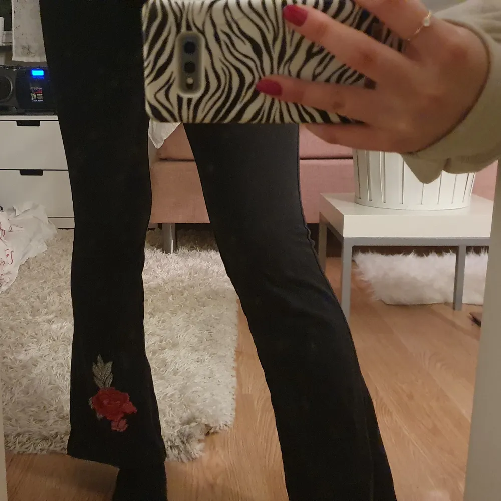 Säljer mina unika yogapants med en röd broderad ros på. I stolek 158 så passar en XS, jag är 160 cm. Startbud 100 kr, HAPPY BIDDING❤. Jeans & Byxor.