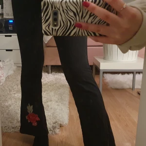 Yogapants Bootcuts med broderade rosor - Säljer mina unika yogapants med en röd broderad ros på. I stolek 158 så passar en XS, jag är 160 cm. Startbud 100 kr, HAPPY BIDDING❤
