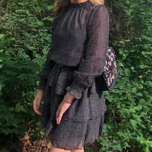 klänning!! - skitgullig prickig klänning med volanger längst ner!