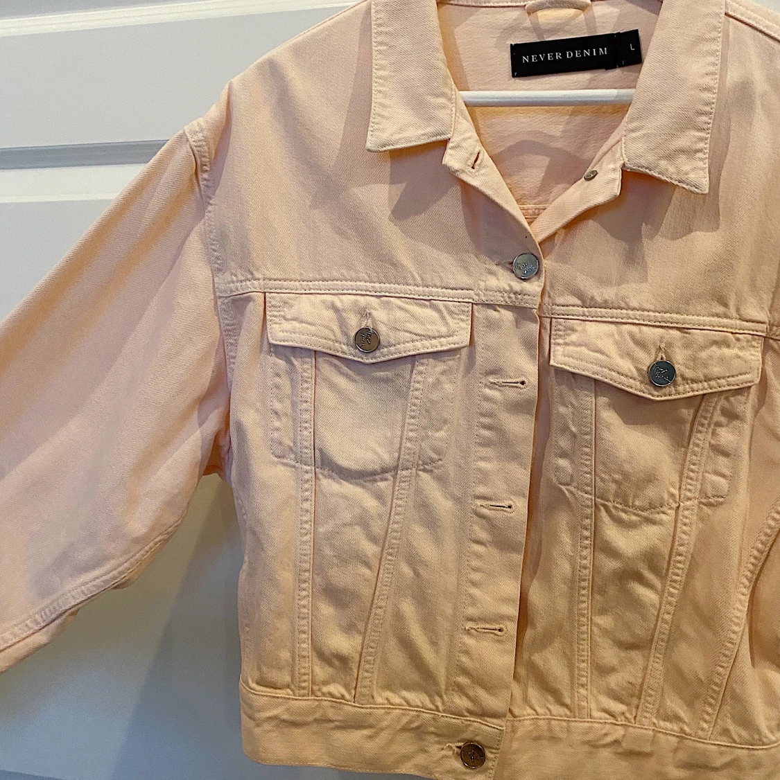 Korallfärgad jeansjacka, never denim