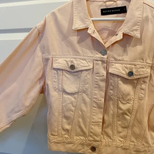 Korallfärgad jeansjacka, never denim - Fin korallfärgad jeansjacka från bikbok, never denim. I mycket bra skick, bra kvalite! Storlek L, en lite kortare jacka, är 173 och har vanligtvis S/M på jackor men denna är lite oversized. Från början 700kr