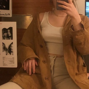 Ljusbrun Mocka jacka - Sjukt fin mockajacka, skriv för bättre bilder om ni vill, jättebra kvalitet och pris därefter. Här sitter jackan på en stl S, 173cm