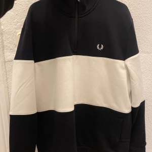 Fred Perry tröja - Endast använd 1 gång! Strl:L nypris 1200:-