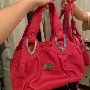 Snygg väska  - Säljer denna coola väska som är köpt secondhand, använd 2 gånger. Köpt för 120kr 