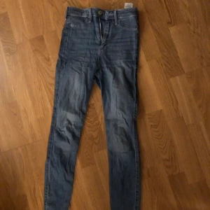 Hollister jeans  - Säljer dessa hollister jeansen som man får såå snygg 🍑 i!! 