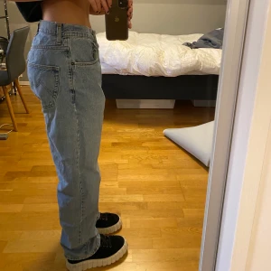 Baggy jeans  - Jättesnygga baggy jeans som jag tycker är lite för stora på mig. Passar någon som har M och uppåt. 