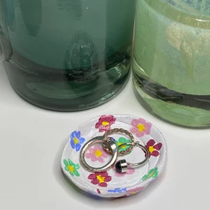 Supersöt mini skål! - Så gullig att ha ringar i!! Buda om fler är intresserade. Skicka gärna inspobilder av vad ni vill ha!🌹🌹 om ni vill ha en liknande är det bara att kontakta oss!