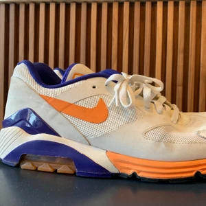 Nike - Säljer ännu ett par Nike sneakers! Dessa är lite mer använda än de tidigare jag har sålt, men ändå i ett så pass bra skick att det inte märks av. Skick 6-7/10. Likea/Kommentera vid intresse! Utgångspris 250