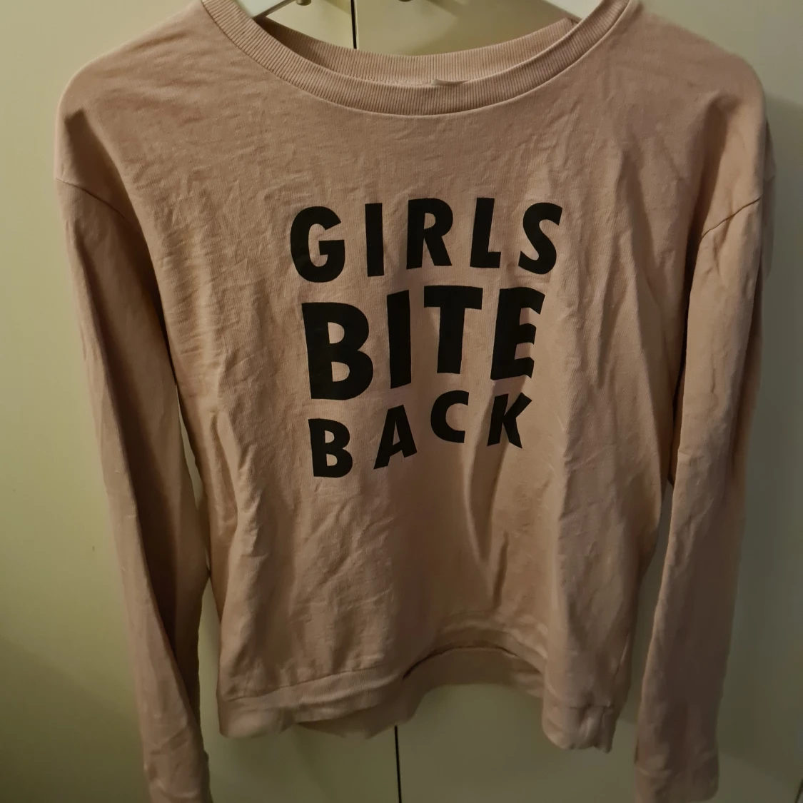 Rosa tröja med text Strl M