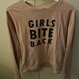 Rosa tröja med text Strl M - En rosa långärmad tröja i strl M men passar en S också. Bättre använt skick