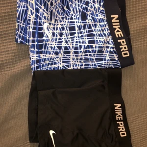 nike pro shorts - säljer 2 stycken träningshorts/hotpants ifrån nike, Går att köpa tillsammans eller separat❤️ dom är i storlex XS o inte alls mycke använda. DOM SVARTA ÄR SÅLDA MEN BLÅA FINNS KVAR