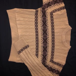 Stickad croptop - Så mysig stickad croptop✨ svårt att få rätt färg på bild men den är beige och brun💕 tröjan har inget märke