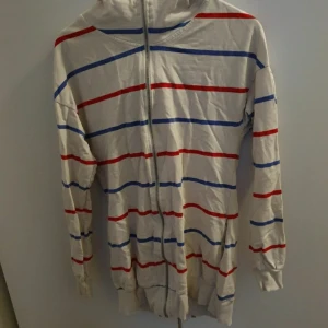 Lång hoodie - storlek m, står inte för frakten och djur finns i hemmet ute på fler sidor