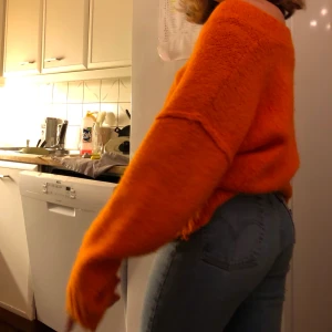 Stickad tröja - Säljer denna oversized stickade tröjan från Zara, den är i storlek S men passar även en M. Beror lite på hur man vill att den ska sitta 🥰🥰