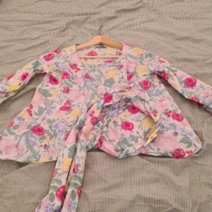 Omlott blus stl 36 - Snygg med fint mönster och härliga färger