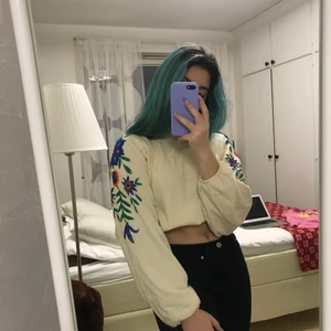 Blommig tröja - Tröja från Zara med blommotiv på armarna, jätteskön och bra skick