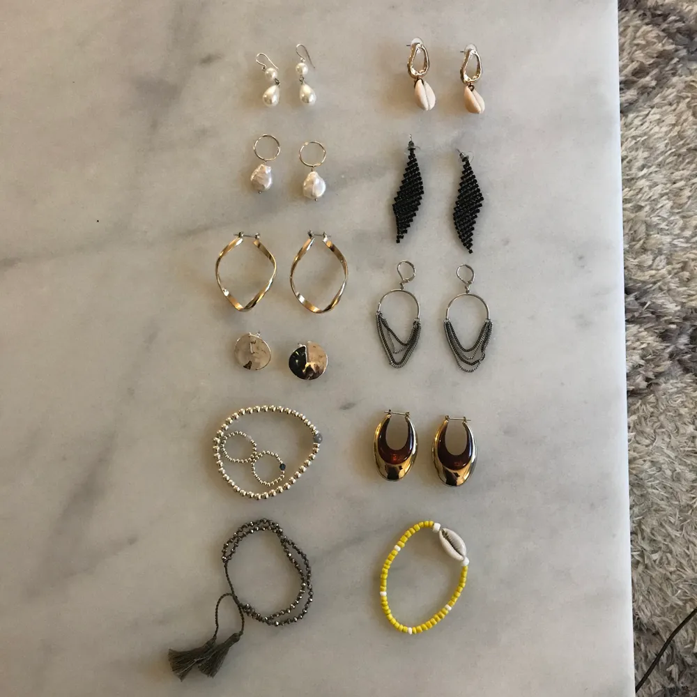 Beautiful jewelry mostly from Pilgrim or second hand stores! All for 300 or each for 40 kr + 10 kr shipping 💓💓💓. Accessoarer.