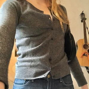 Yllekofta - Så mjuk och söt kofta!! Är lite liten för mig som brukar ha S-M. Är väldigt varm, perfekt till vintern🤍  kan mötas upp i Göteborg, annars tillkommer frakt :)