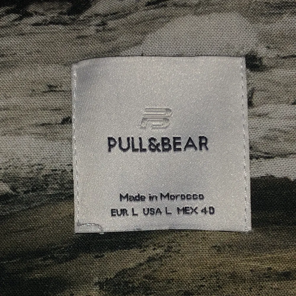 Skjorta med fint havs/stormmotiv. Köpt från Pull&Bear cirka ett år sen och har använts lite.. Skjortor.