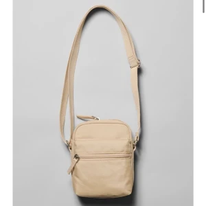 Nora crossbody bag - Säljer denna coola väska från weekday. Knappt andvänd därav i fint skick. Nypris 250