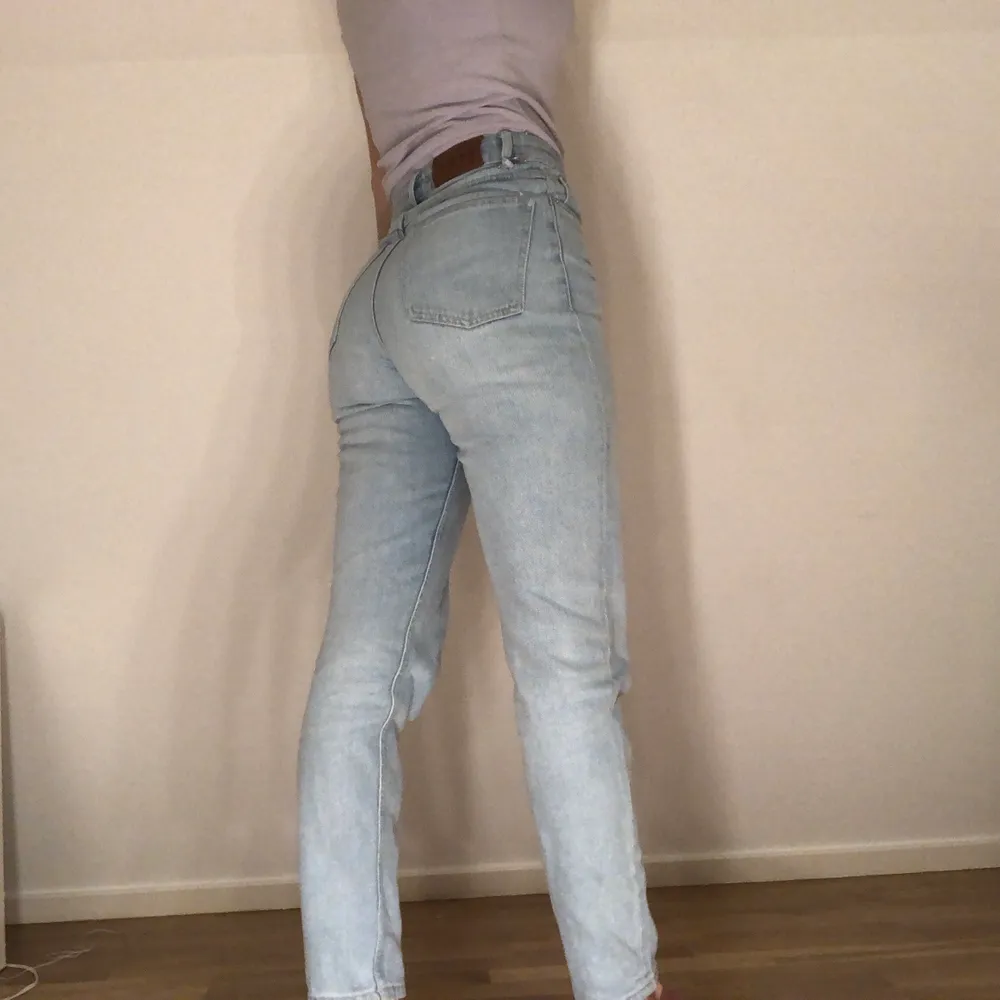Jättesköna raka jeans från NA-KD! Bra skick💙 Buda!. Jeans & Byxor.