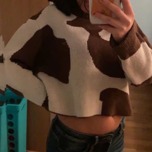 Weekday stickad tröja - Jättefin stickad tröja från weekday, har typ komönster och färgerna är de finaste jag sett typ, köpte den från plick men den va tyvärr inte min stil så därför inte använd så mycket, prima skick👍🏼😌😎