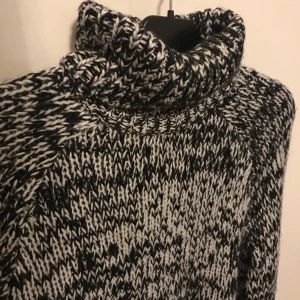 Stickad tröja - Vanlig svart/vit stickad tröja, storlek xs. Den är lite kroppad och är lite vid i ärmarna. Älskar passformen!💓 köparen står för frakten.