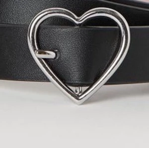 heart buckle belt - helt nytt bälte med hjärt format spänne, jätte söt och passar till allt, frakt kostar 22kr ♡ 